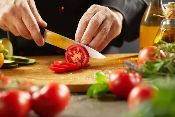 Chef Prepara Una Ensalada Sana Con Verduras Frescas Cortando Tomate — Foto de Stock