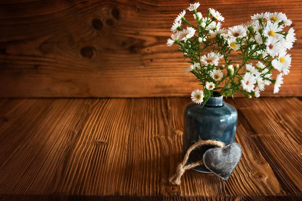 Διακόσμηση Λευκά Λουλούδια Και Καρδιά Παλιό Ρουστίκ Ξύλινο Τραπέζι — Φωτογραφία Αρχείου
