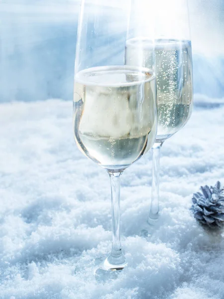 Два Келихи Шампанського Снігу Блакитним Небом Яскравими Сонячними Променями — стокове фото
