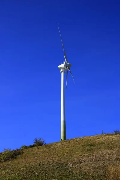 Wind Turbine Front Blue Sky — Stock Photo, Image