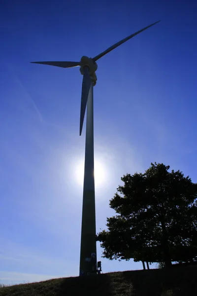 Ветряная Турбина Перед Голубым Небом — стоковое фото