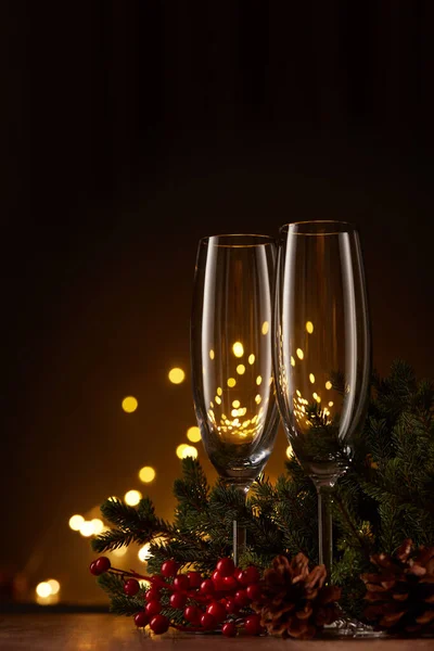 Due Bicchieri Vuoti Champagne Abete Ramo Con Decorazioni Fondo Scuro — Foto Stock