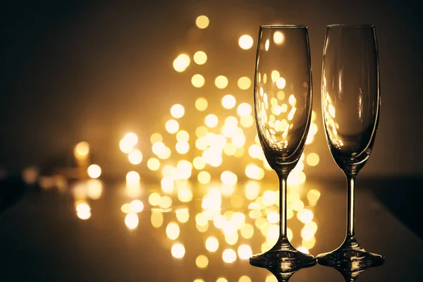 Due Bicchieri Vuoti Champagne Sfondo Scuro Con Luci Led Ghirlanda — Foto Stock