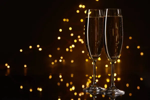 Två Glas Champagne Mörk Bakgrund Med Led Lampor Körtel Kopiera — Stockfoto