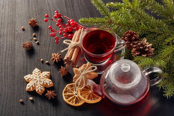 Lebkuchen Früchtetee Und Tannenzweige Auf Schwarzem Holzgrund Ansicht Von Oben — Stockfoto