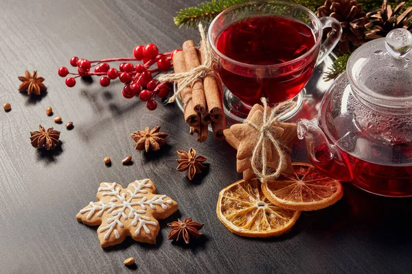 Lebkuchen Früchtetee Und Tannenzweige Auf Schwarzem Holzgrund Weihnachts Und Neujahrsgenuss — Stockfoto