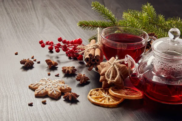 Lebkuchen Früchtetee Und Tannenzweige Auf Schwarzem Holzgrund Weihnachts Und Neujahrsgenuss — Stockfoto