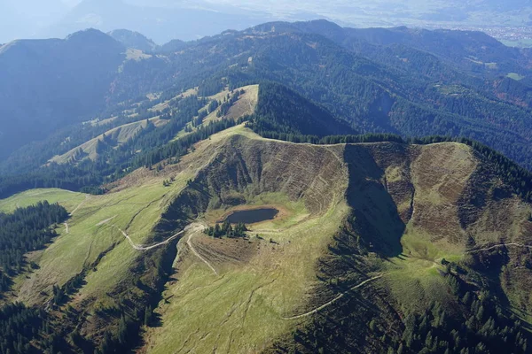 湖や山とアルグ風景のジャイロコプターからの空中ビュー — ストック写真