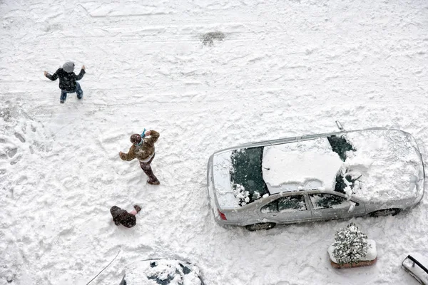 Erhöhter Blick Auf Familienspiel Auf Schneebedecktem Parkplatz — Stockfoto