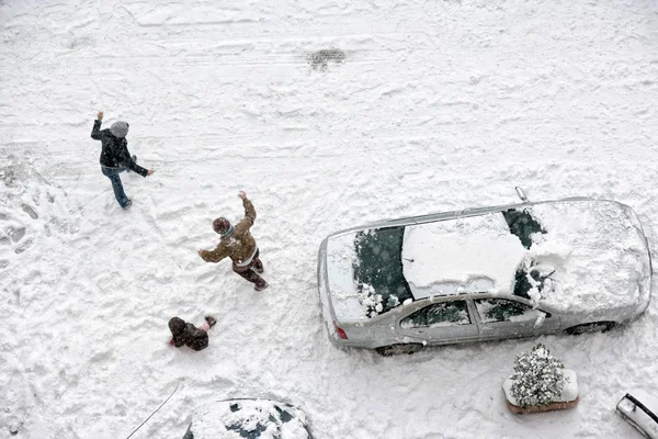 Erhöhter Blick Auf Familienspiel Auf Schneebedecktem Parkplatz — Stockfoto