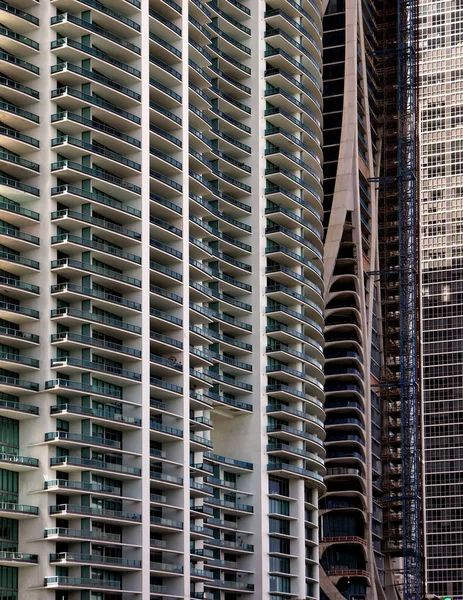 フロリダ州マイアミの超高層ビルの外観から建築の詳細を閉じる — ストック写真