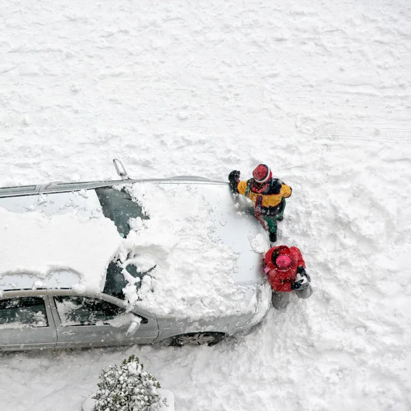 Erhöhter Blick Auf Spielende Kinder Auf Schneebedecktem Parkplatz — Stockfoto