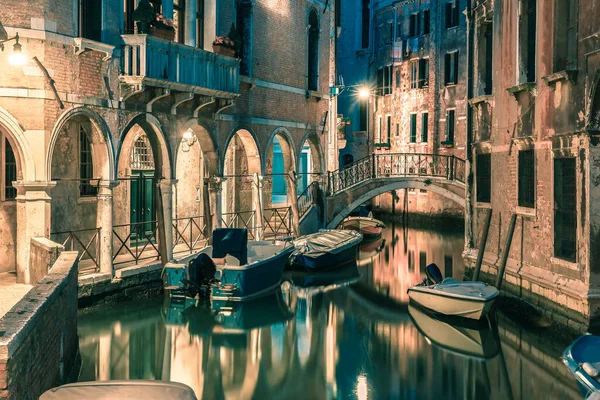 Canal Latéral Passerelle Piétonnière Venise Nuit Avec Pont Lumineux Maisons — Photo