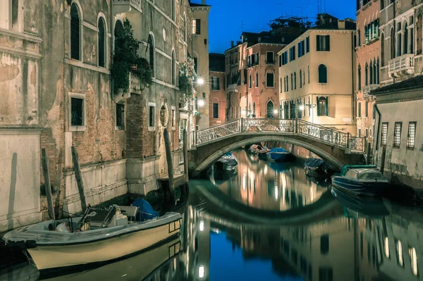 밤에는 베네치아의 종착지에 운하와 보행자용 다리에 가로등 이다리와 주었으며 이탈리아의 — 스톡 사진