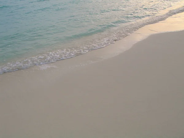 马尔代夫 蓝色海浪和白色珊瑚砂 — 图库照片