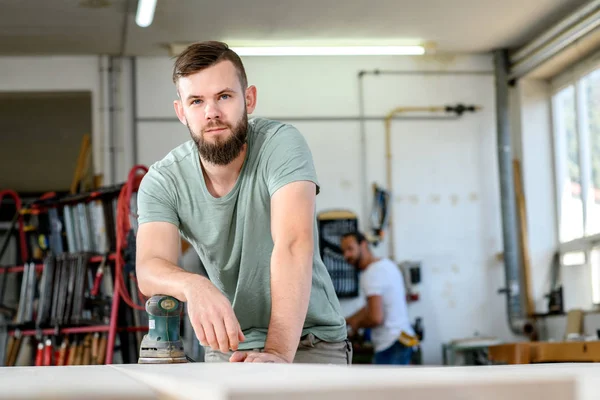 Jóvenes Trabajadores Con Piezas Trabajo Taller Carpintería — Foto de Stock