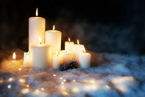 Χριστουγεννιάτικη Διακόσμηση Αναμμένα Κεριά Μια Κρύα Χειμωνιάτικη Νύχτα — Φωτογραφία Αρχείου