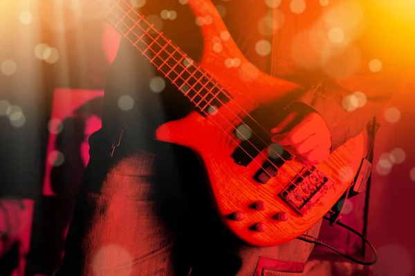 Elektro Bas Gitar Çalan Genç Bir Adamın Yakın Çekim Görüntüsü — Stok fotoğraf