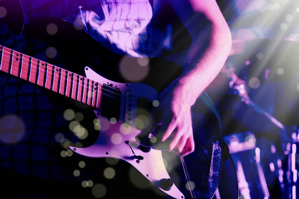 Estilo Vida Imagem Close Jovem Mão Guitarrista Masculino Tocando Guitarra — Fotografia de Stock