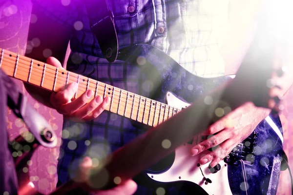Estilo Vida Imagem Close Jovem Mão Guitarrista Masculino Tocando Guitarra — Fotografia de Stock