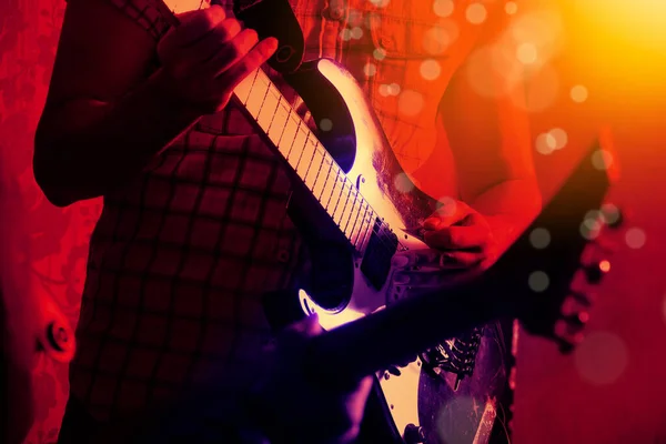 若い男性ギタリストの手を閉じて エレキギターを演奏するライフスタイルのイメージ — ストック写真