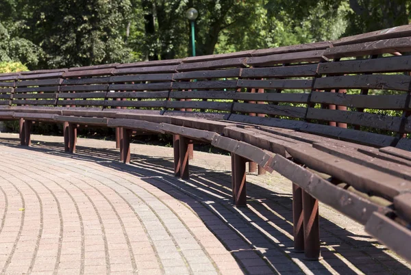 公園内の多くの木のベンチと公園内のクローズアップをつなぎ — ストック写真