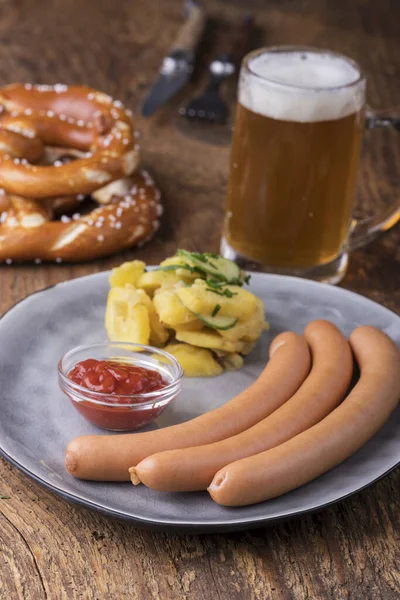 Frankfurter Kolbászok Közelsége Rusztikus Fán — Stock Fotó