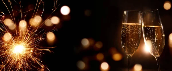 スパークリングとお祝いの黄金のボケと暗い背景に新年のためのシャンパン — ストック写真