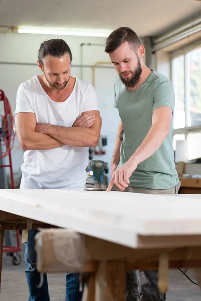 Dos Hombres Vestidos Trabajo Taller Carpintería — Foto de Stock