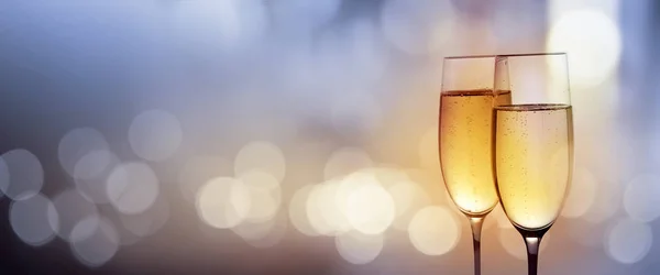 Bicchieri Clink Con Champagne Nuovo Anno Sfondo Bokeh Blu Astratto — Foto Stock