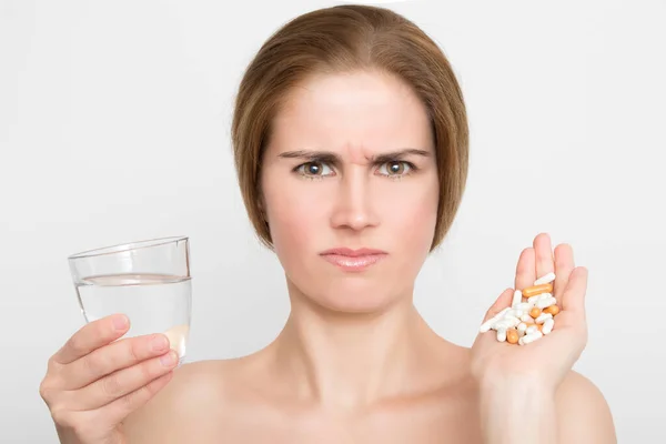 Grimmige Vrouw Drinkt Uit Waterglas Houdt Tabletten Hand — Stockfoto