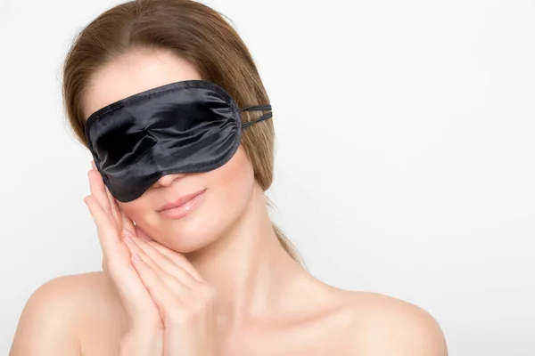 黒睡眠マスクを持つ豪華な女性 — ストック写真