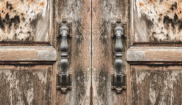Antique Door Handle Grunge Wooden Door — Stock Photo, Image