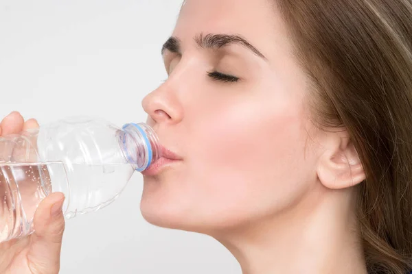 Wanita Minum Air Dari Botol — Stok Foto