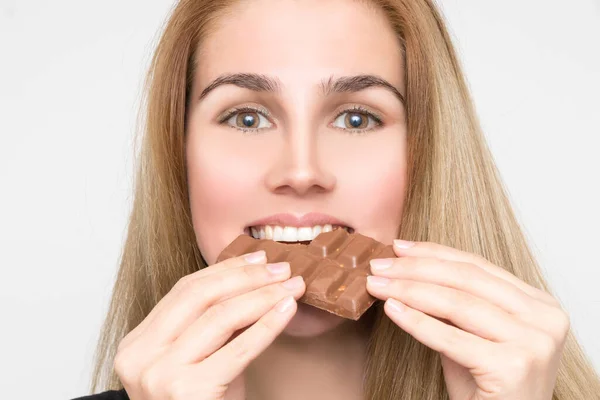 Mulher Loira Lindo Morde Chocolate — Fotografia de Stock