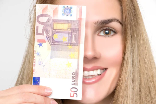 Wspaniała Blondynka Trzyma Ręku Pięćdziesiąt Banknotów Euro — Zdjęcie stockowe