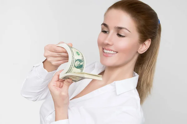Vacker Blond Kvinna Håller 100 Dollarsedlar Sina Händer — Stockfoto