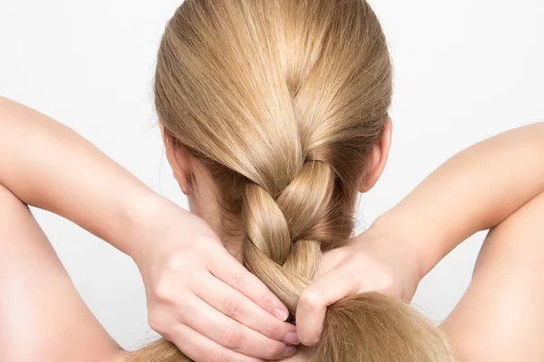 Linda Mulher Loira Tranca Cabelo Por Trás — Fotografia de Stock