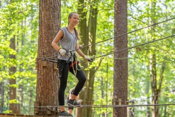 Genç Sarışın Kız Yazın Tırmanır Ormana Yüksek Kursuna — Stok fotoğraf