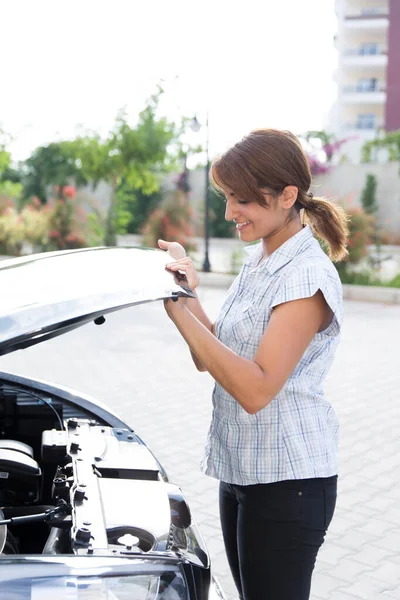 Girl Repairs Car — Stock Photo, Image