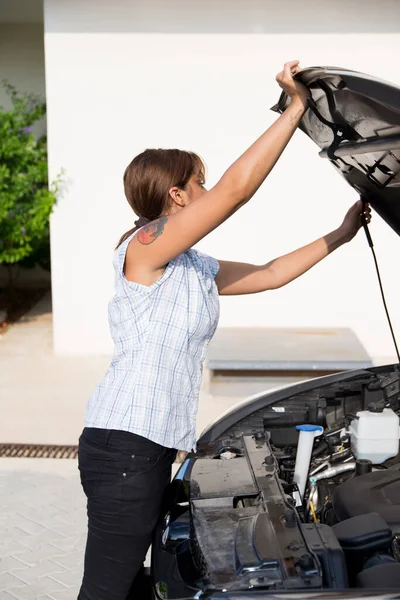 Girl Repairs Car — Stock Photo, Image
