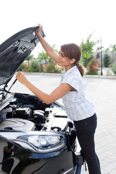 Mädchen Repariert Auto — Stockfoto