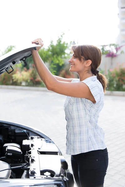 Mädchen Repariert Auto — Stockfoto