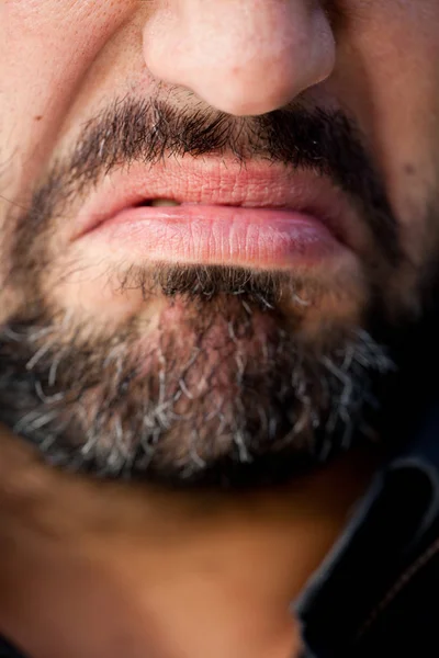 Primo Piano Uomo Barbuto Con Volto Serio — Foto Stock