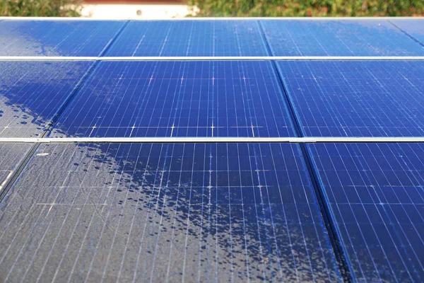 Fotovoltaïsche Systeem Besmet Met Stuifmeel Reiniging Met Water Voor Effect — Stockfoto