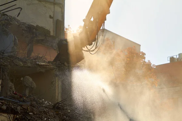 Escavatore Demolitore Strappa Una Grande Casa — Foto Stock