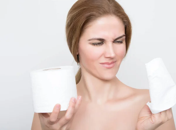 Mujer Necesita Urgentemente Baño Sostiene Papel Higiénico Sus Manos Fotos De Stock