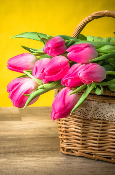 Hermoso Ramo Tulipanes Rosados Una Canasta Mimbre — Foto de Stock