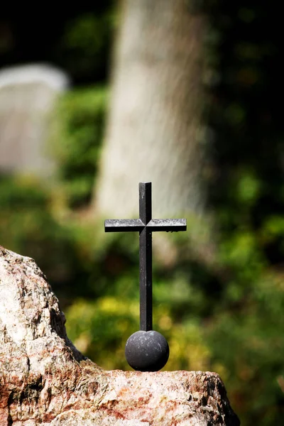 墓地で喪に服す — ストック写真