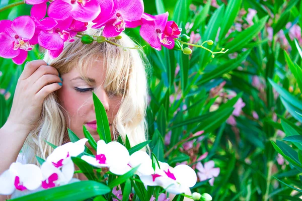 Schöne Blonde Frau Entspannt Freien — Stockfoto